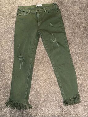 Free People Olive Green Distressed Frayed Ankle Cigarette Leg Jeans Size 29.
